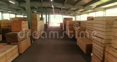 仓库木材，大型木材仓库无人机视频.. 一个大型木材仓库